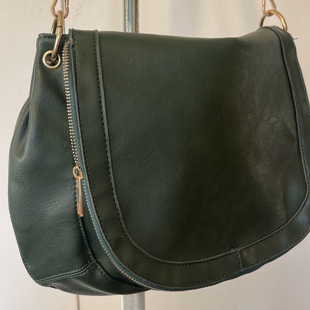 KISS-ME COUTURE Green color  Shoulders BAG w Flap Top zippered bag Front